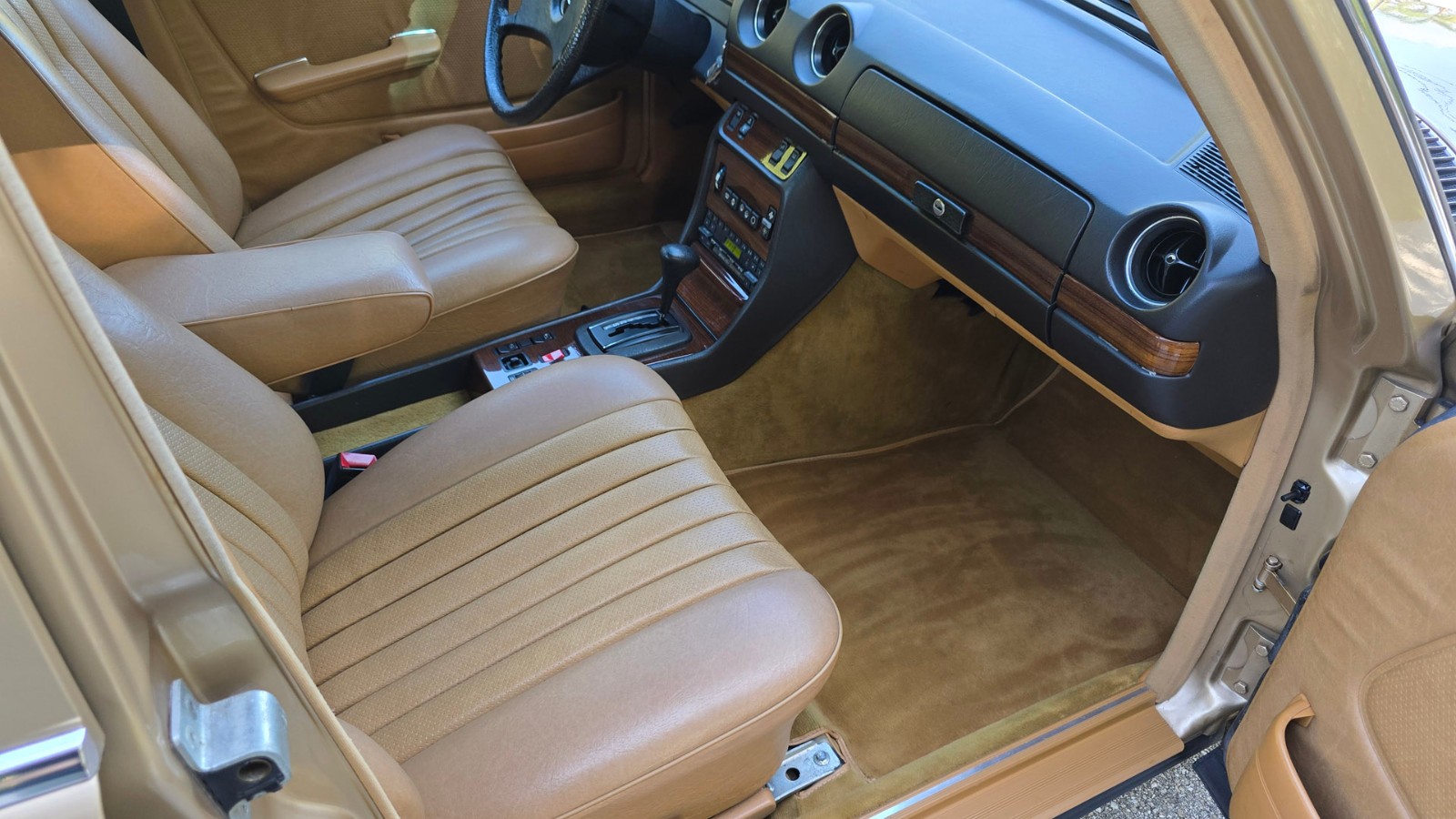 Mercedes-Benz-300-Series-1984-Sedan-36