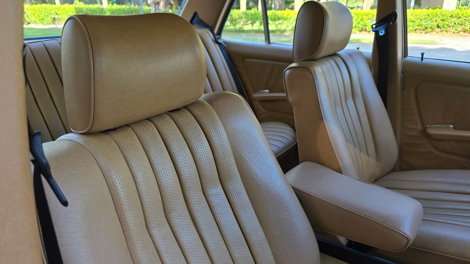 Mercedes-Benz-300-Series-1984-Sedan-38