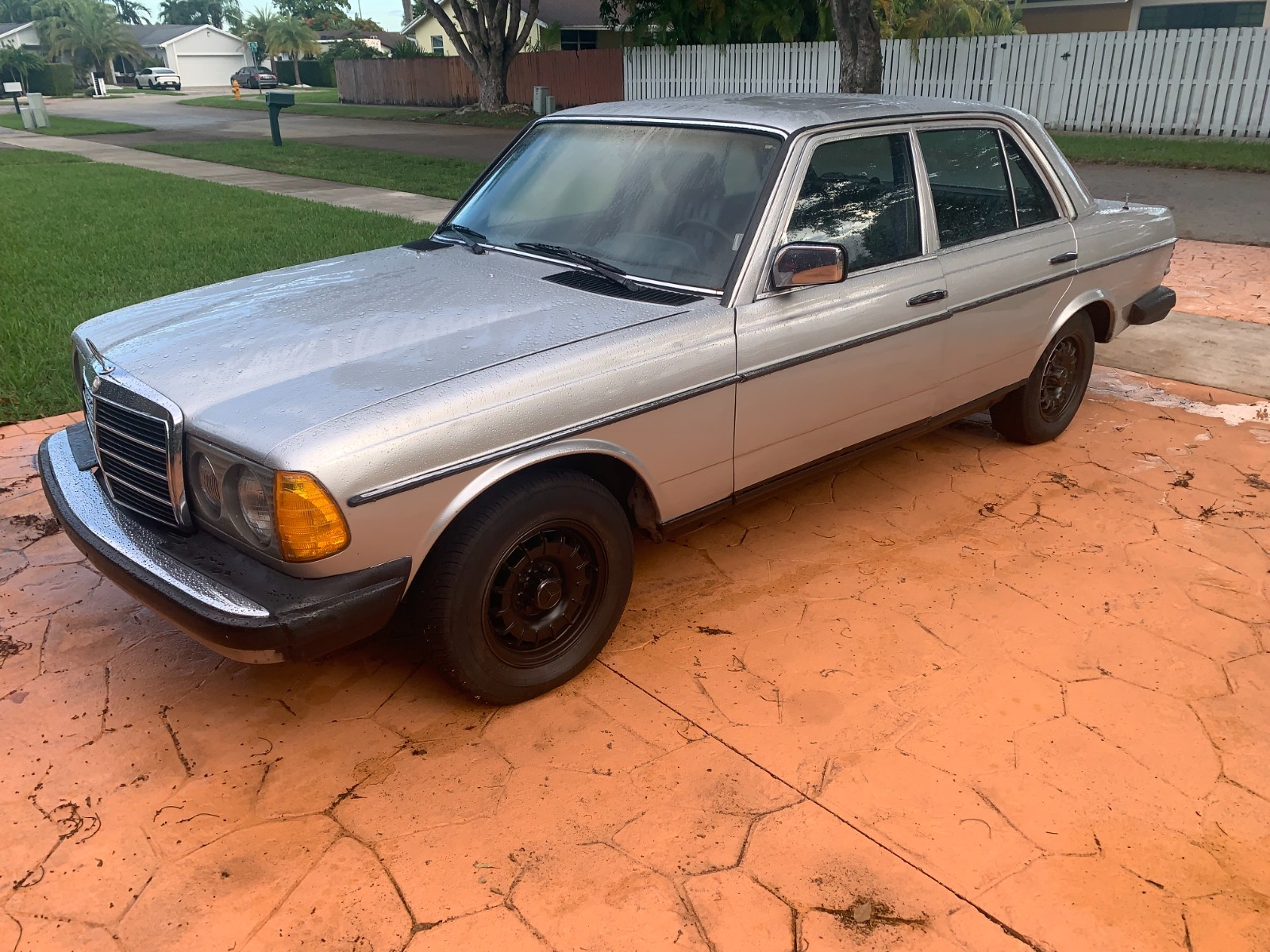Mercedes-Benz 300-Series 1984 Sedan