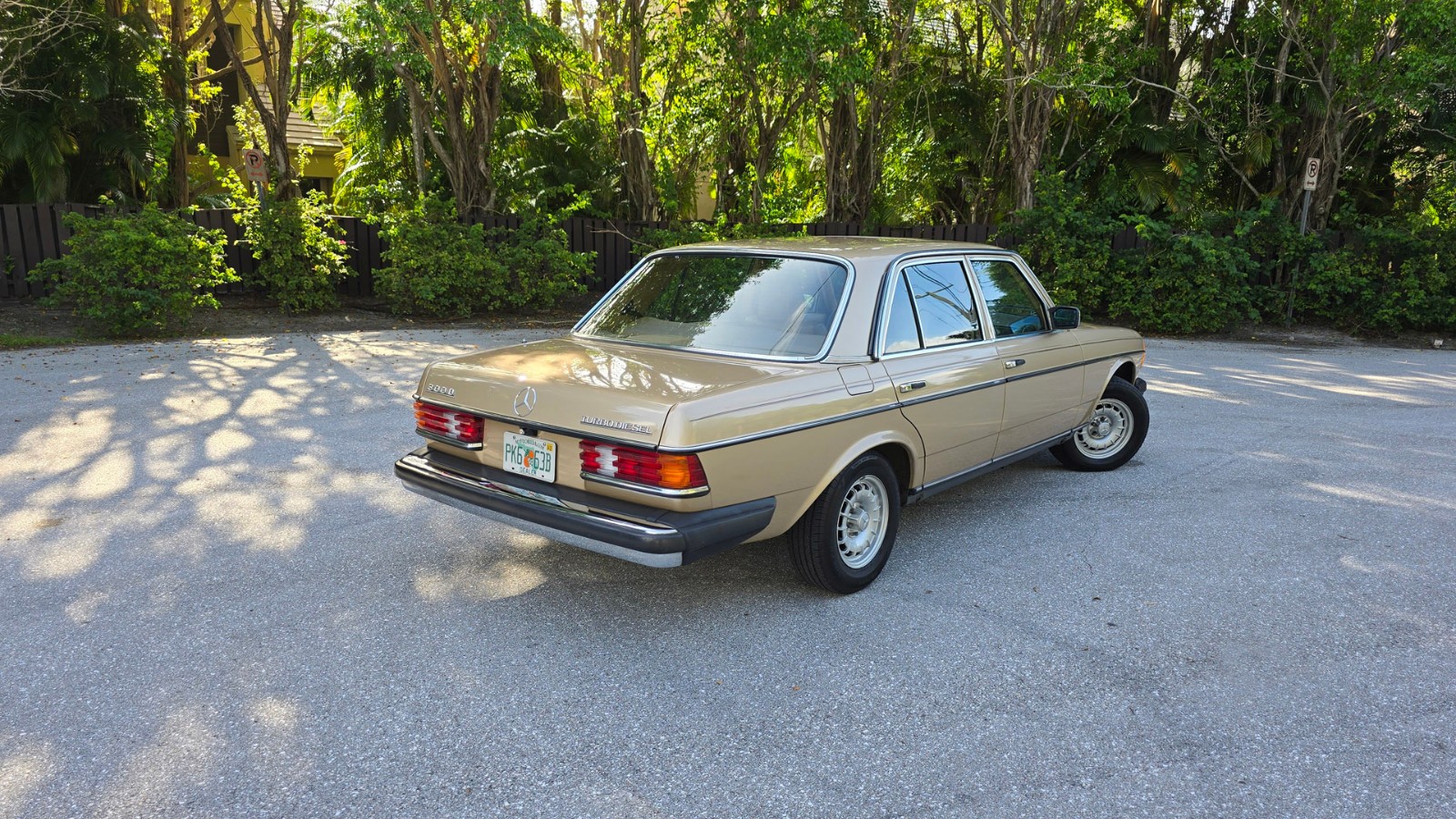 Mercedes-Benz-300-Series-1984-Sedan-6