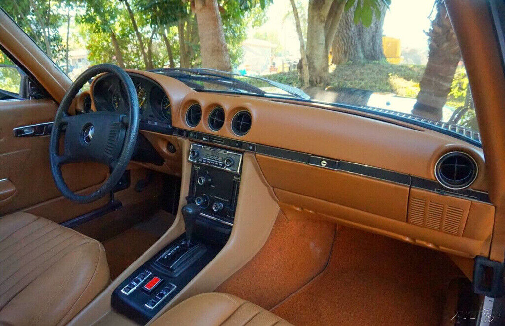 Mercedes-Benz-400-Series-1976-17