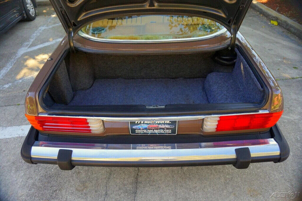 Mercedes-Benz-400-Series-1976-22