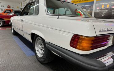 Mercedes-Benz-400-Series-1977-19