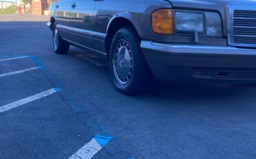 Mercedes-Benz-400-Series-1989-Sedan-1