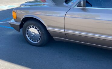 Mercedes-Benz-400-Series-1989-Sedan-11