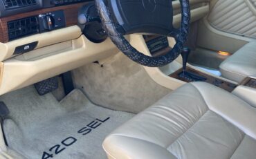 Mercedes-Benz-400-Series-1989-Sedan-26