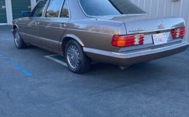 Mercedes-Benz-400-Series-1989-Sedan-3