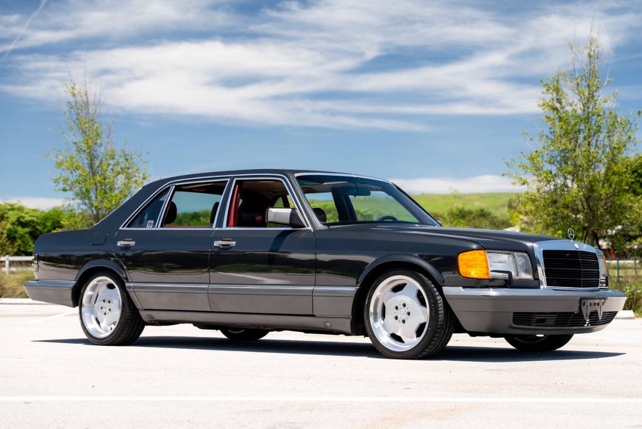 Mercedes-Benz 400-Series 1990 Sedan