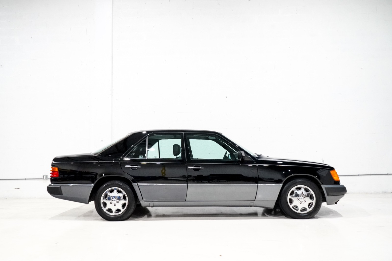 Mercedes-Benz-400-Series-1993-Sedan-1