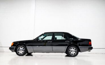 Mercedes-Benz-400-Series-1993-Sedan-2