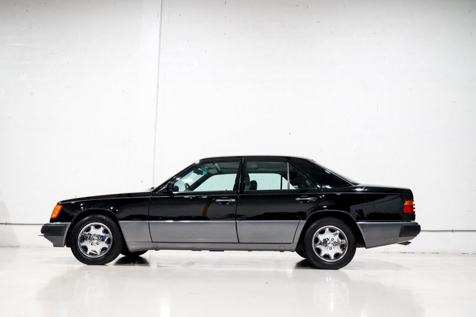 Mercedes-Benz-400-Series-1993-Sedan-2