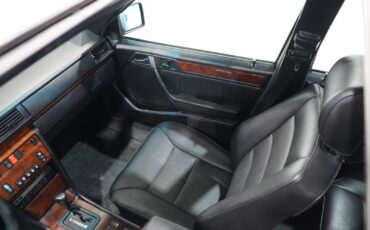 Mercedes-Benz-400-Series-1993-Sedan-21