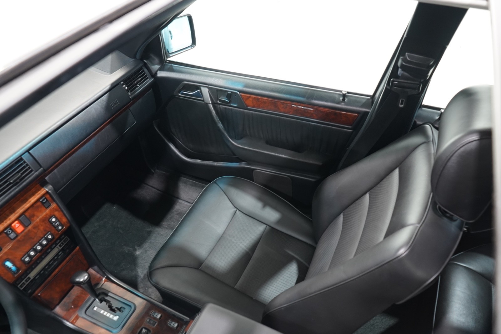 Mercedes-Benz-400-Series-1993-Sedan-21