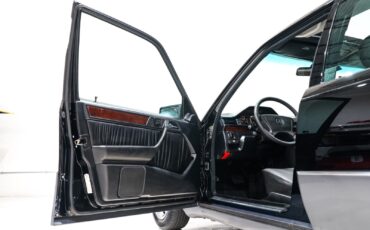 Mercedes-Benz-400-Series-1993-Sedan-22