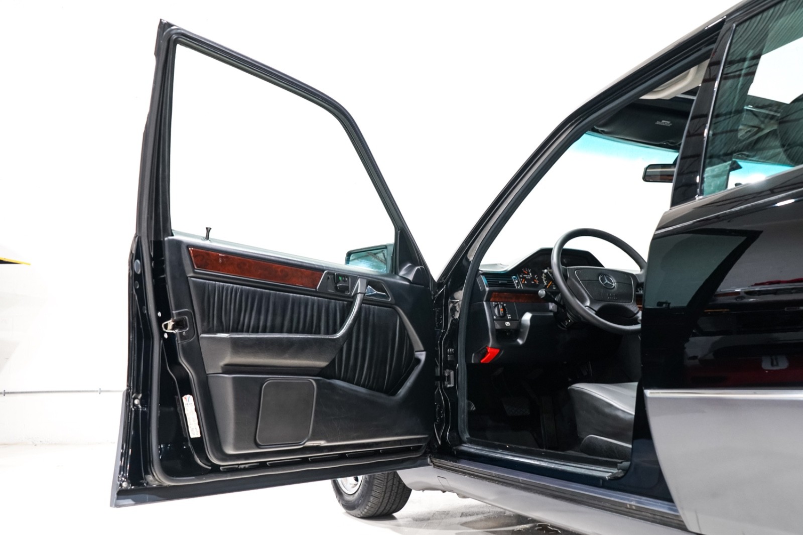 Mercedes-Benz-400-Series-1993-Sedan-22