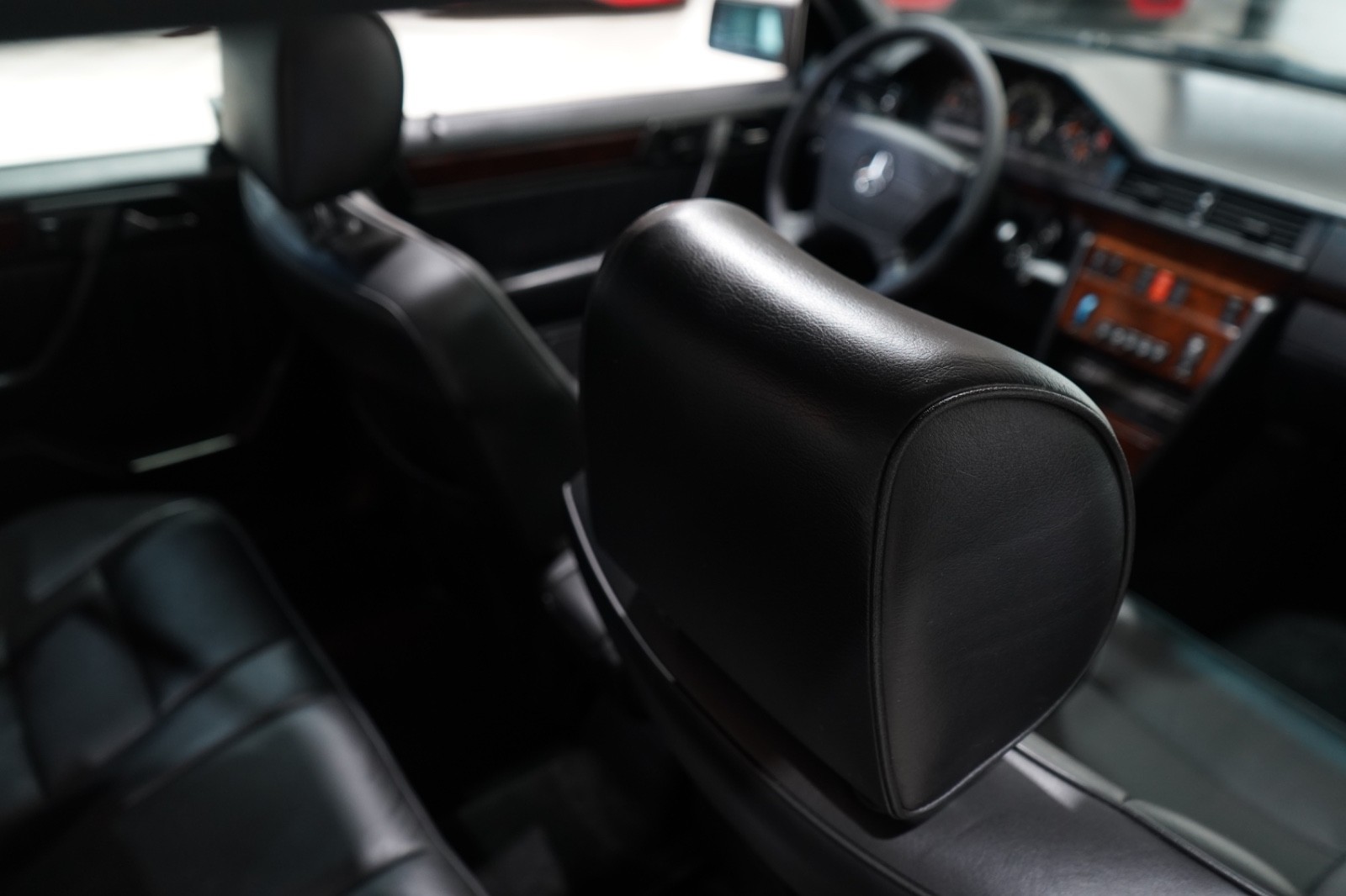 Mercedes-Benz-400-Series-1993-Sedan-23