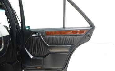 Mercedes-Benz-400-Series-1993-Sedan-24