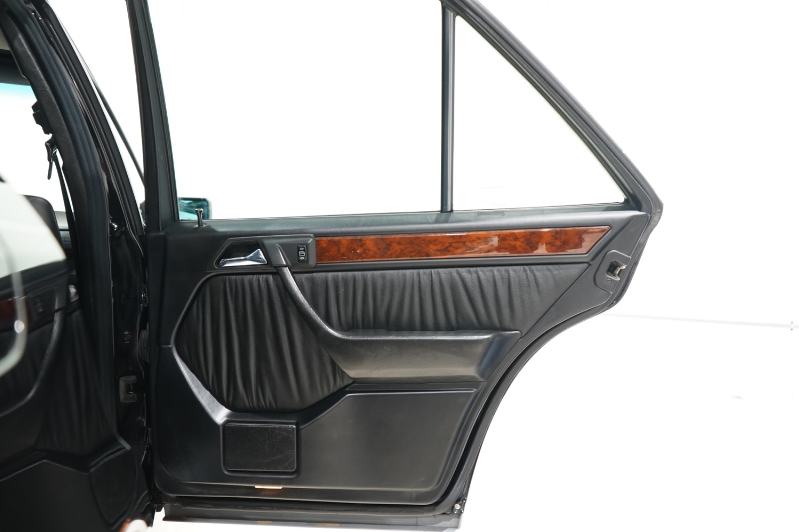 Mercedes-Benz-400-Series-1993-Sedan-24