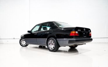 Mercedes-Benz-400-Series-1993-Sedan-3