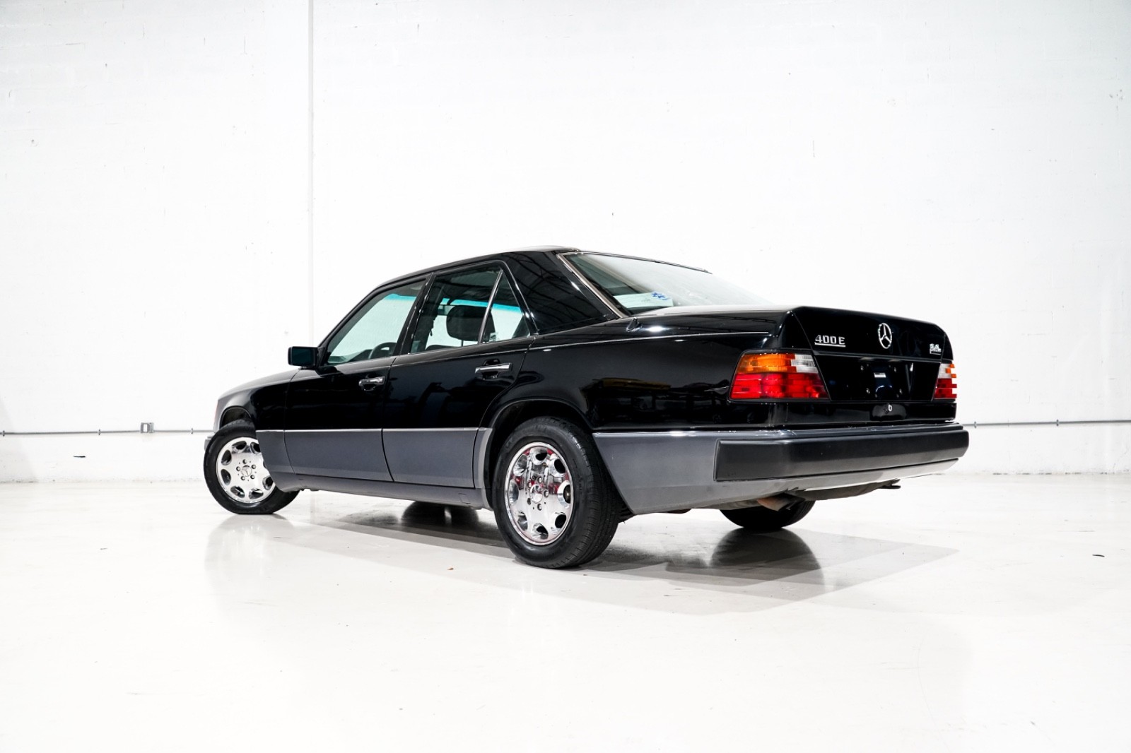 Mercedes-Benz-400-Series-1993-Sedan-3