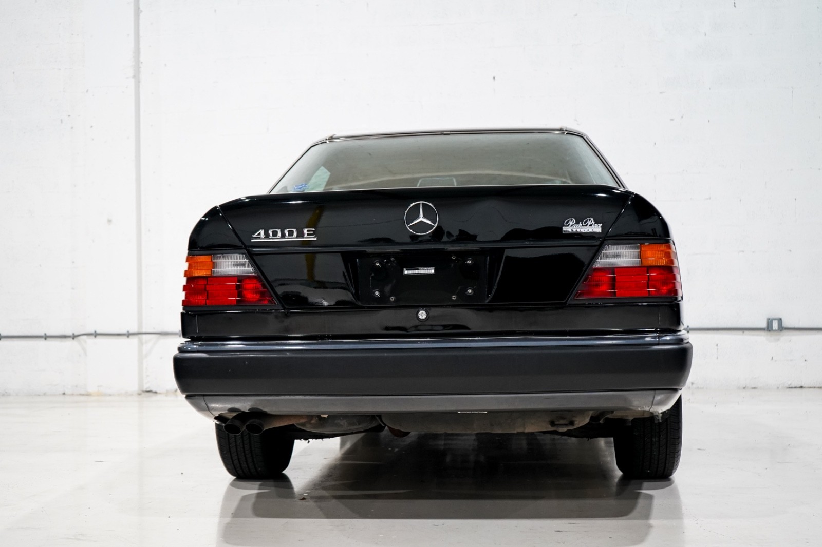 Mercedes-Benz-400-Series-1993-Sedan-4