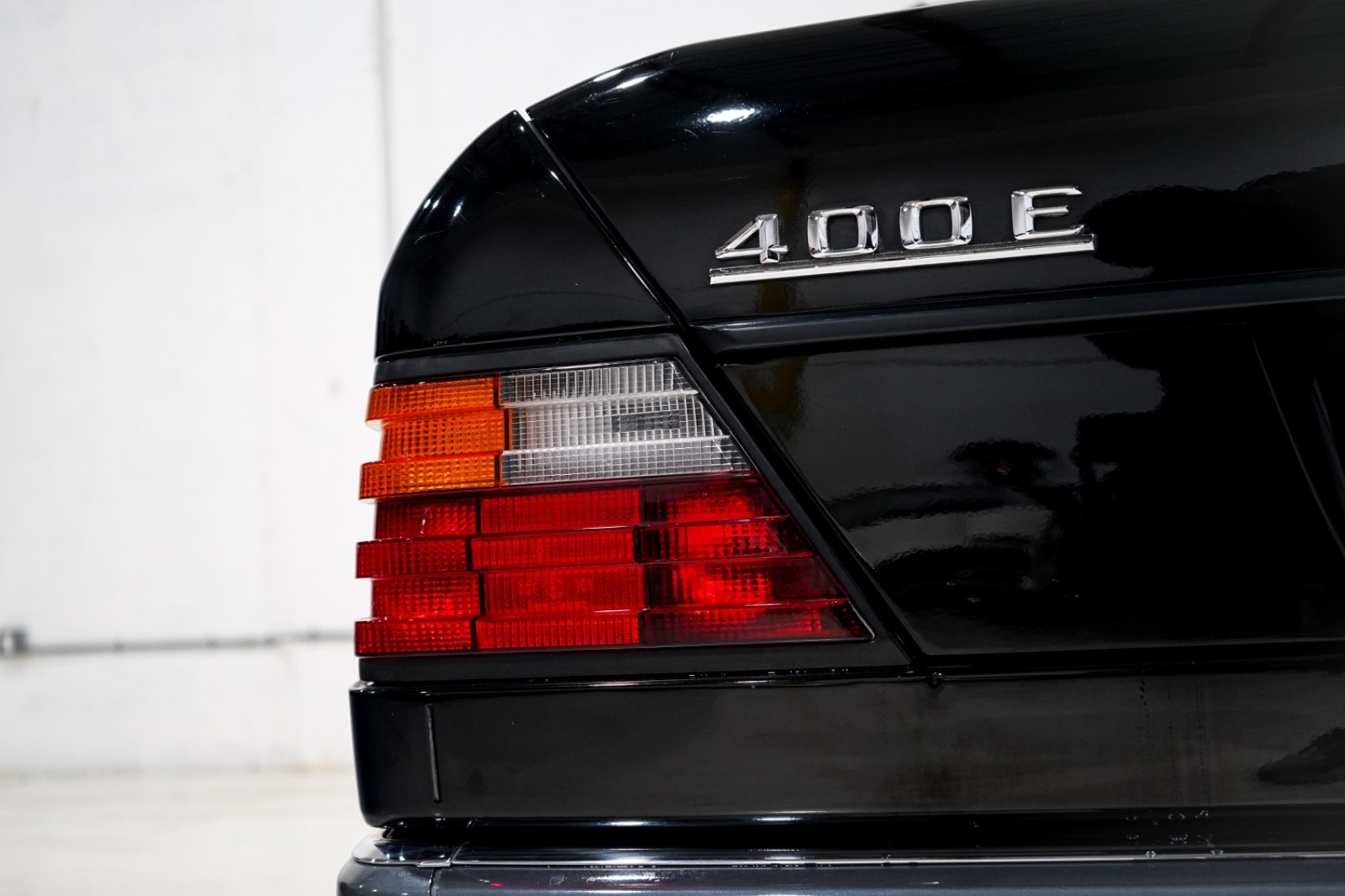Mercedes-Benz-400-Series-1993-Sedan-5