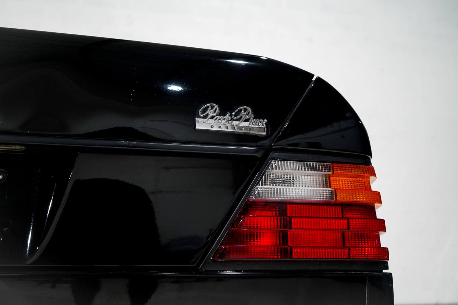 Mercedes-Benz-400-Series-1993-Sedan-6
