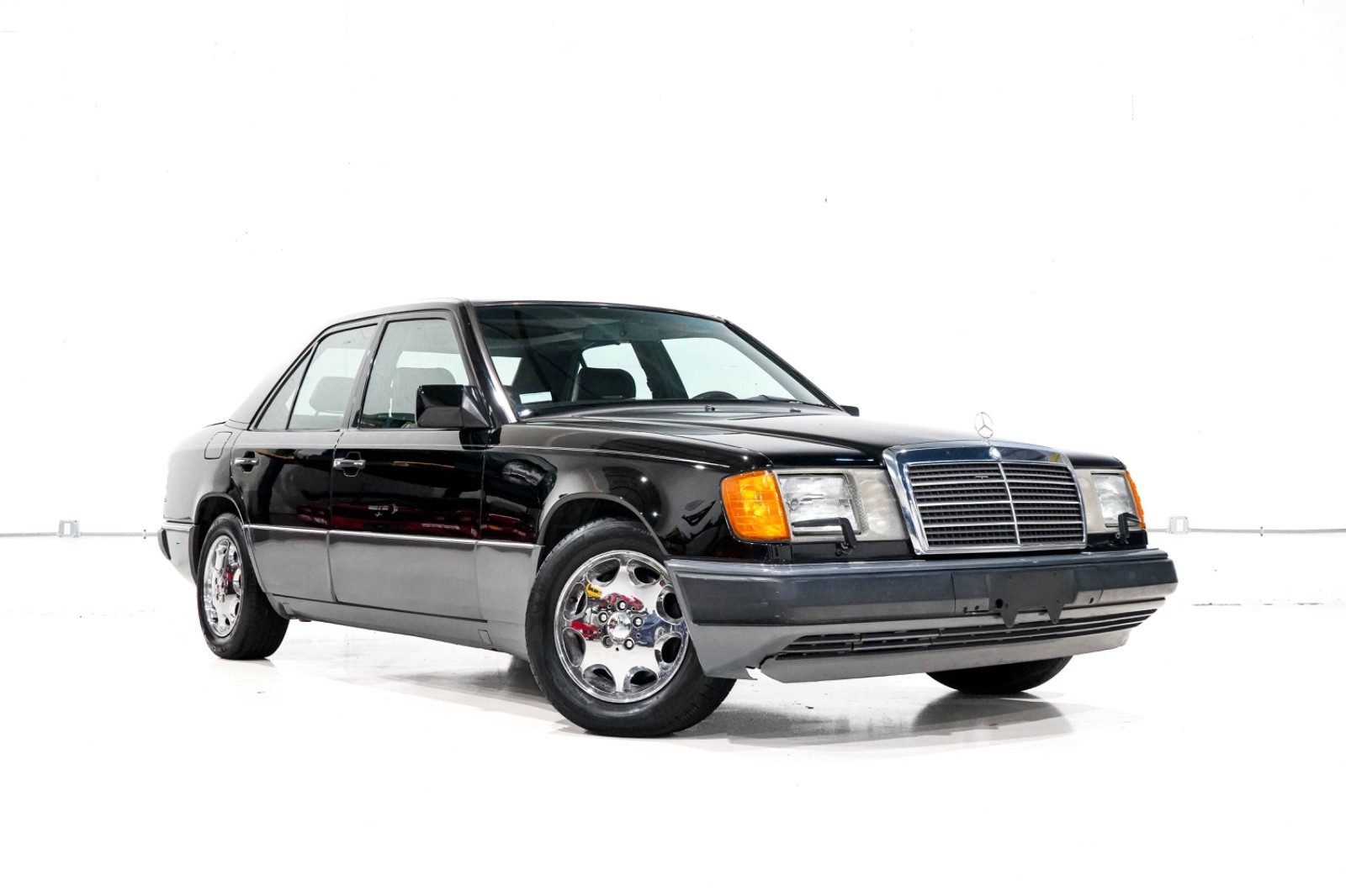 Mercedes-Benz 400-Series 1993 Sedan