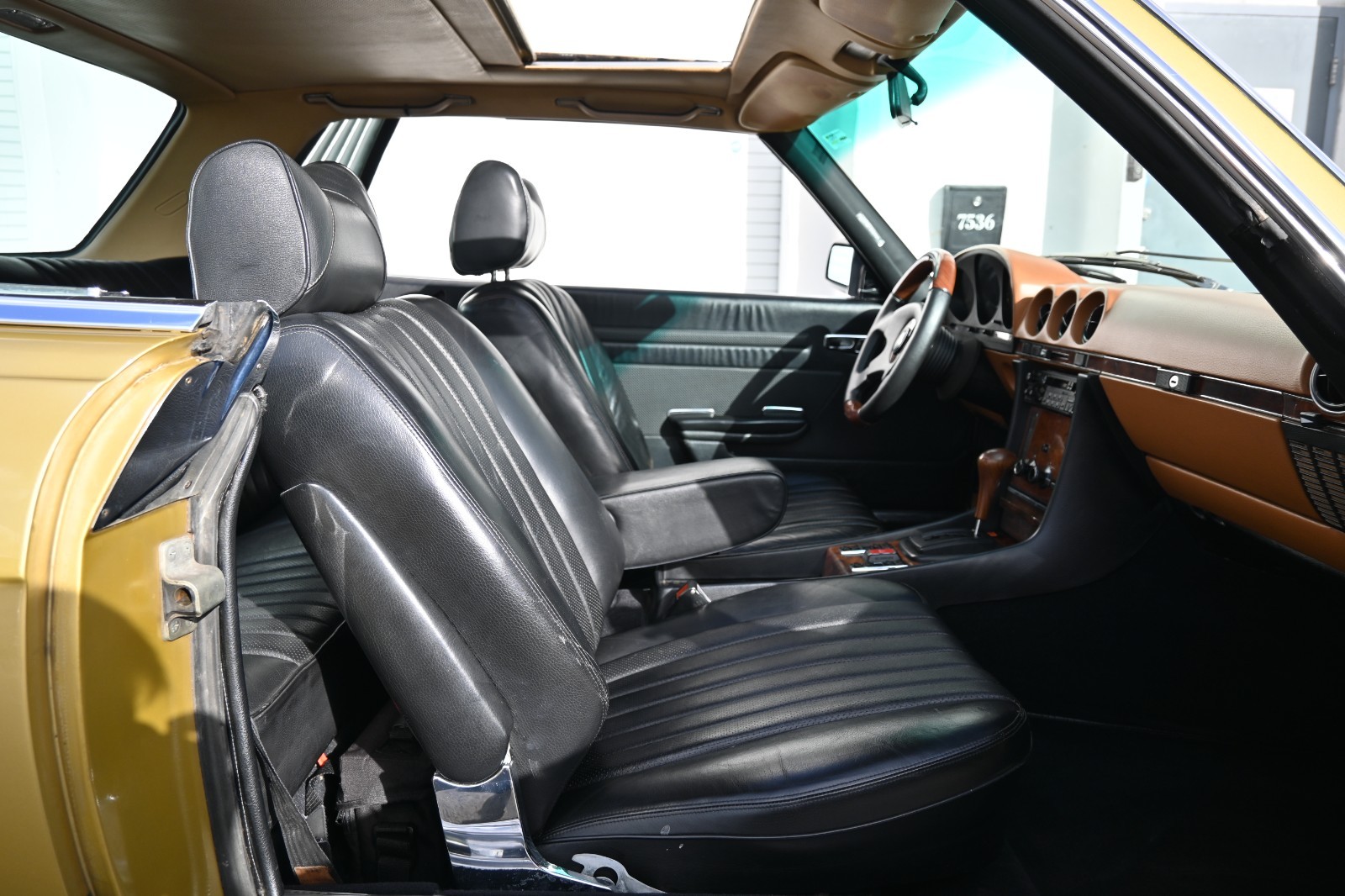 Mercedes-Benz-450-SLC-5.0-1979-Coupe-26