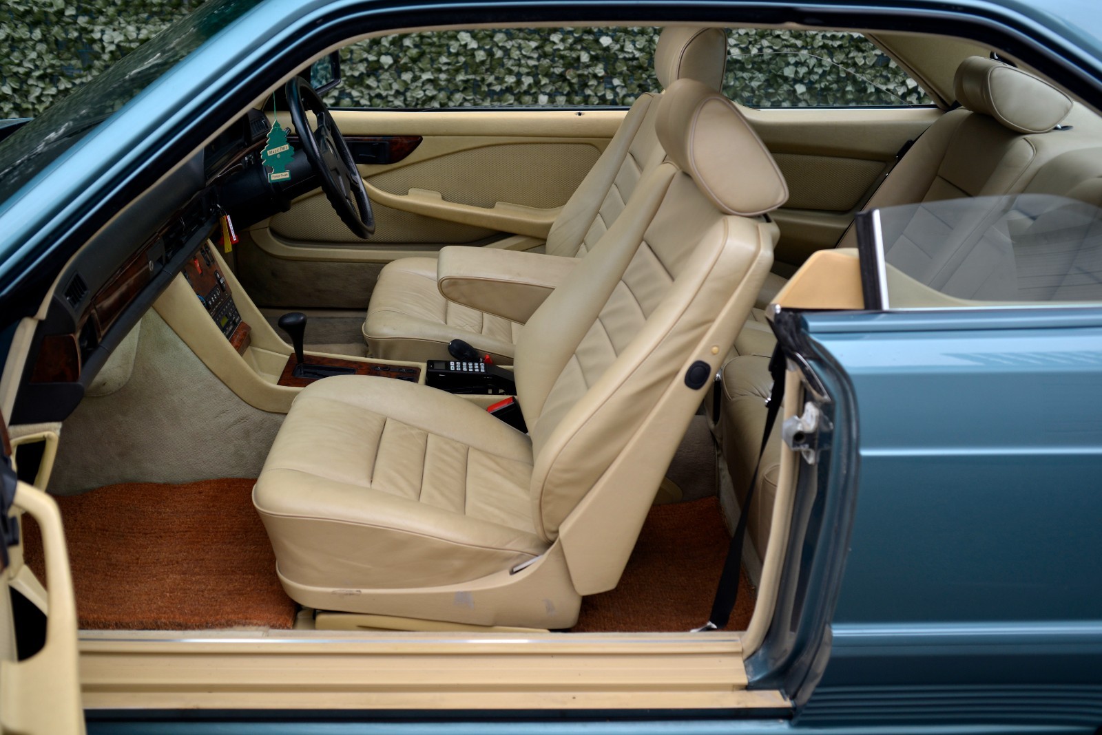 Mercedes-Benz-500-Series-1983-Coupe-12