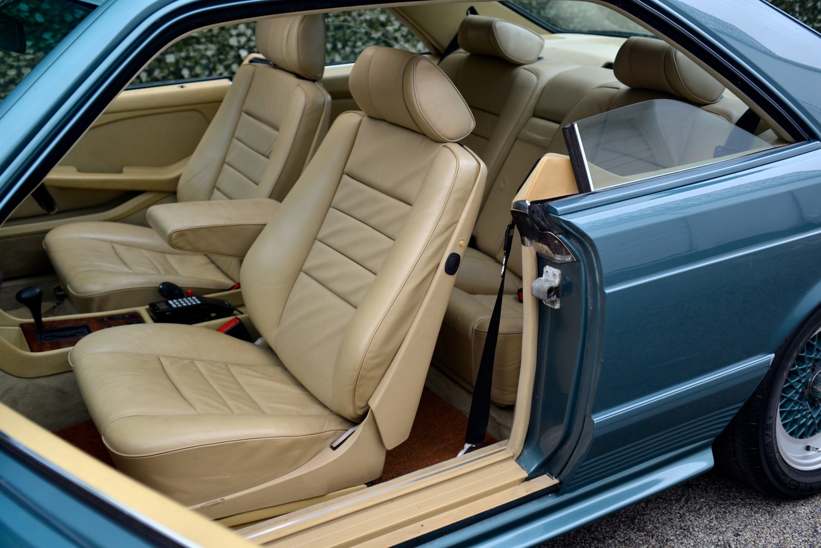 Mercedes-Benz-500-Series-1983-Coupe-14