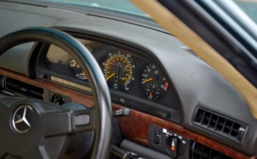 Mercedes-Benz-500-Series-1983-Coupe-19