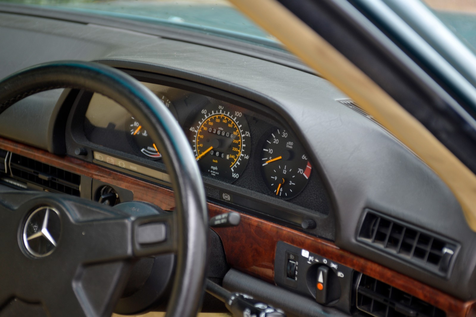 Mercedes-Benz-500-Series-1983-Coupe-19
