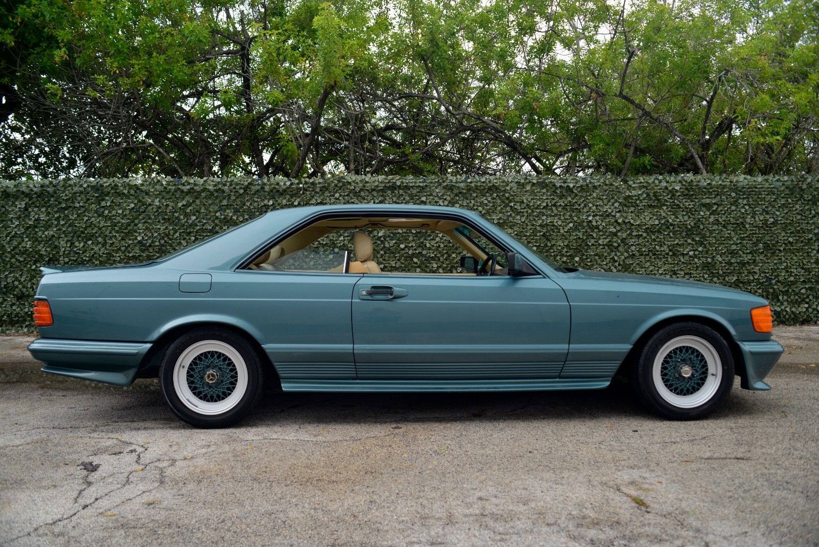 Mercedes-Benz-500-Series-1983-Coupe-21