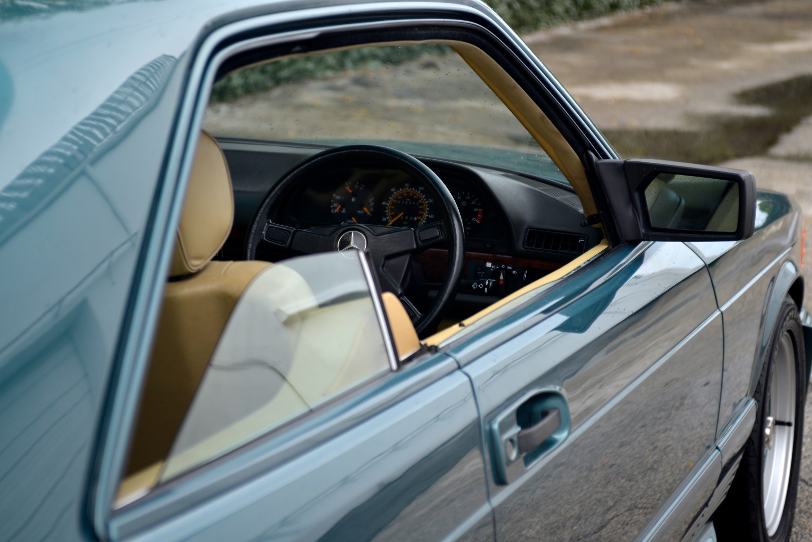 Mercedes-Benz-500-Series-1983-Coupe-25