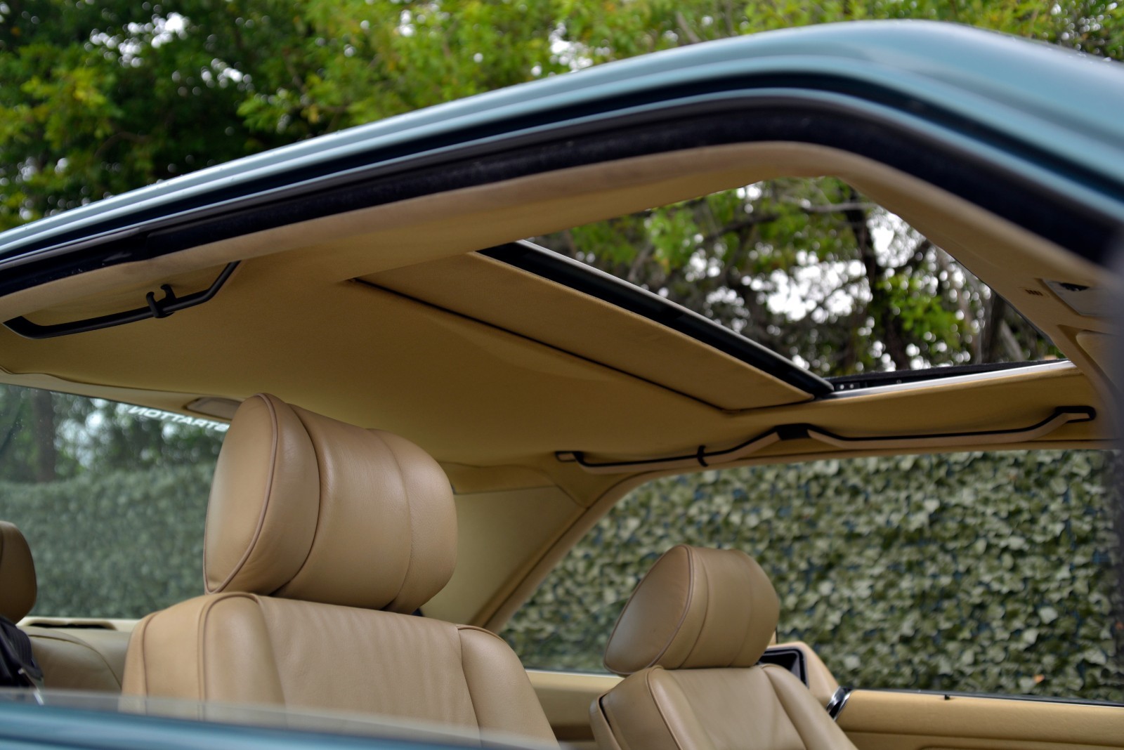 Mercedes-Benz-500-Series-1983-Coupe-27
