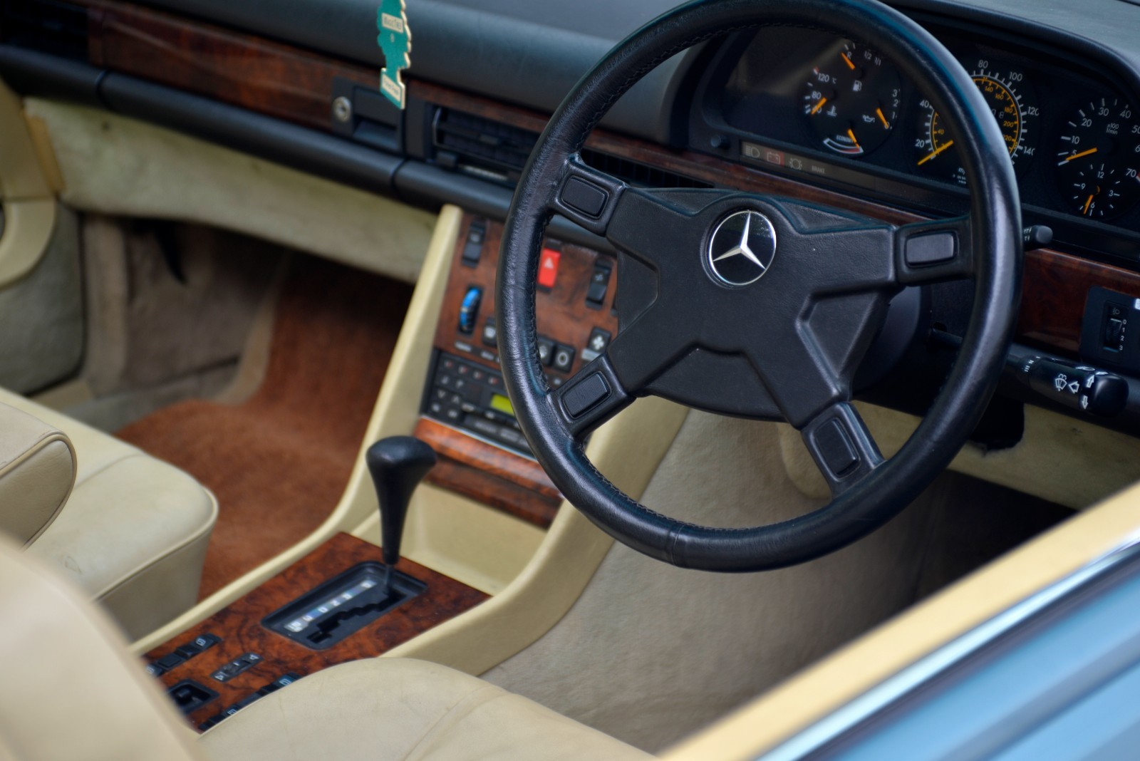 Mercedes-Benz-500-Series-1983-Coupe-34