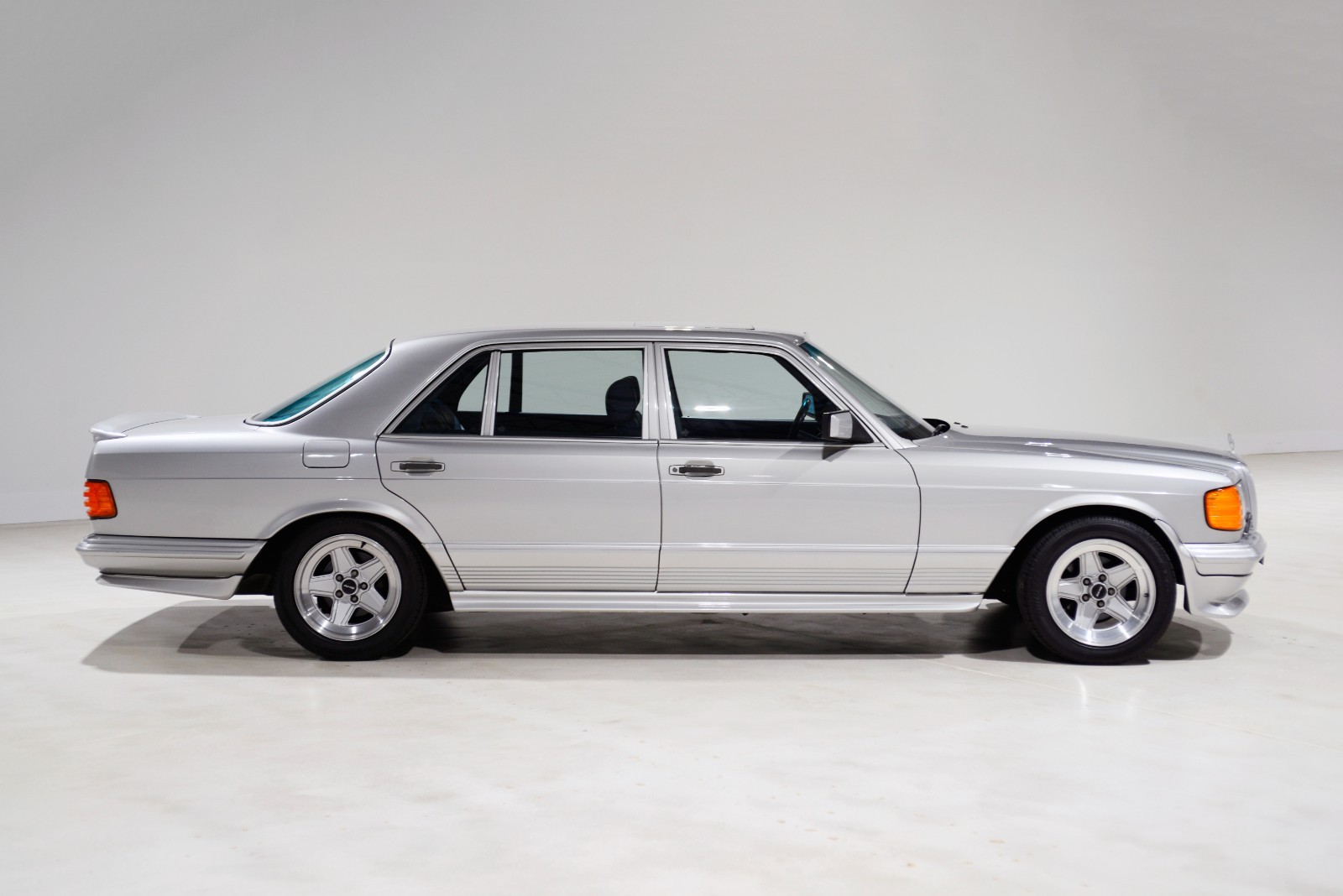 Mercedes-Benz-500-Series-1983-Sedan-1