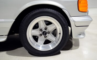 Mercedes-Benz-500-Series-1983-Sedan-11