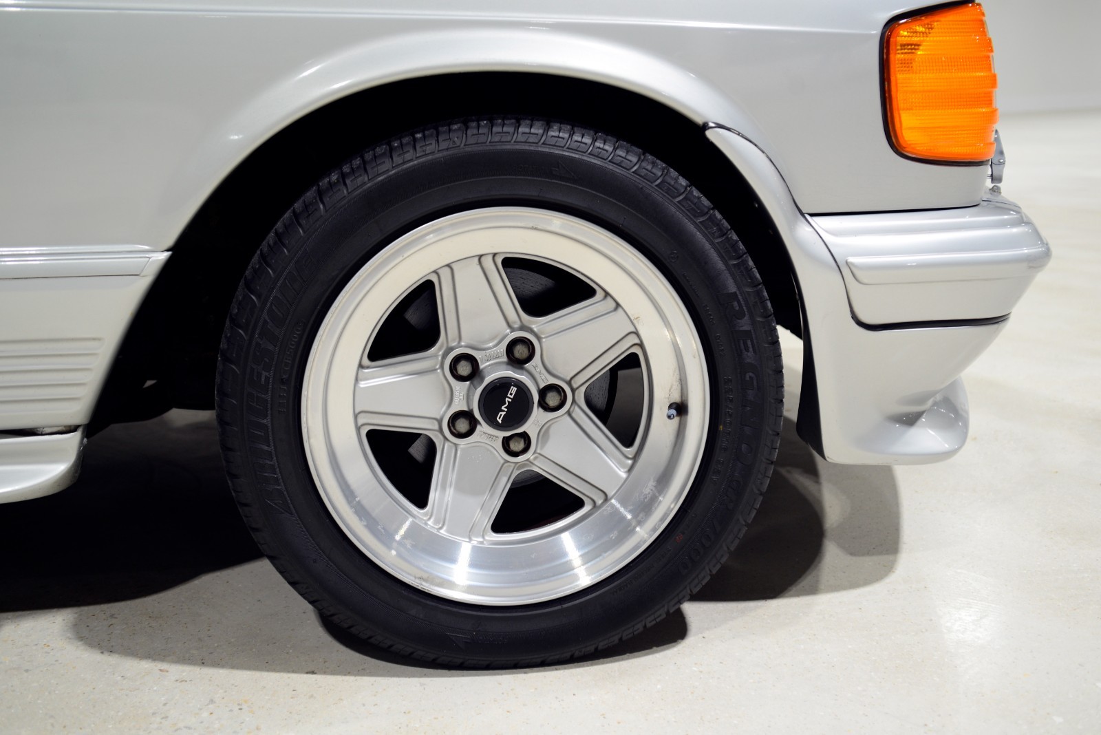 Mercedes-Benz-500-Series-1983-Sedan-11