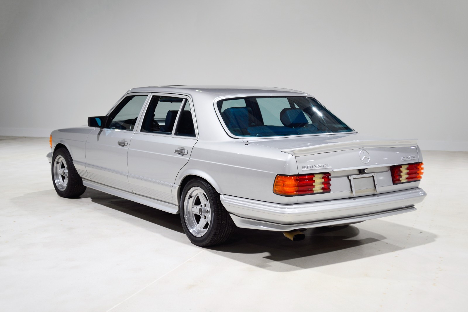 Mercedes-Benz-500-Series-1983-Sedan-17