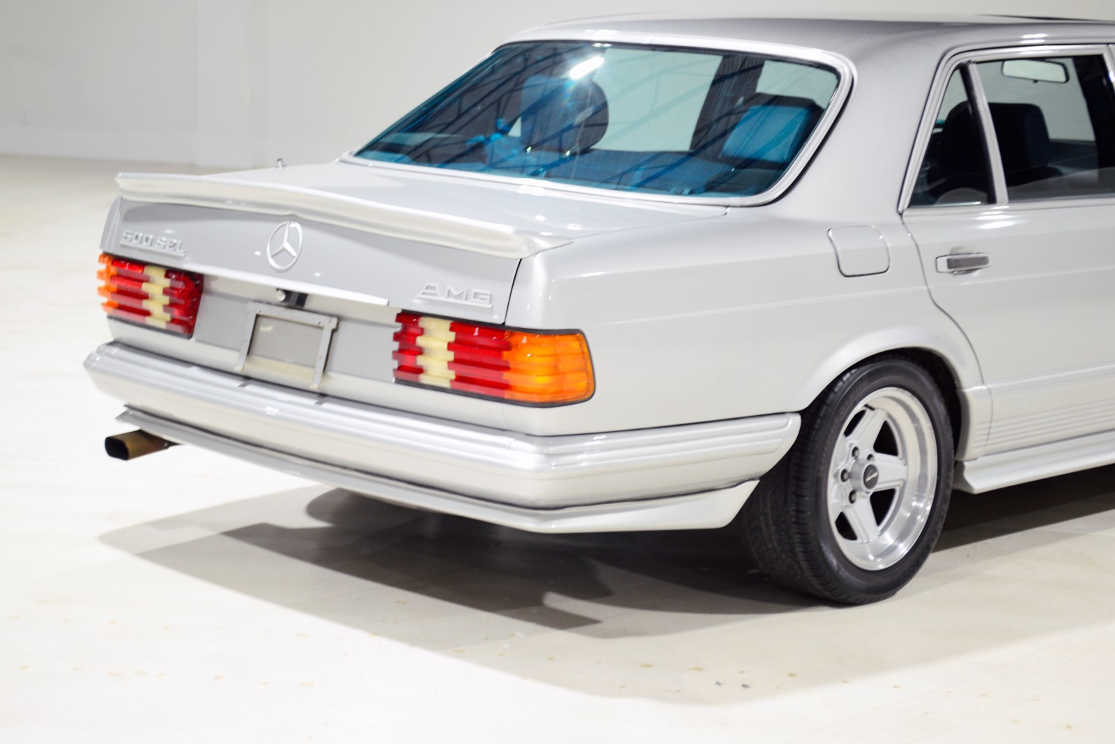 Mercedes-Benz-500-Series-1983-Sedan-18