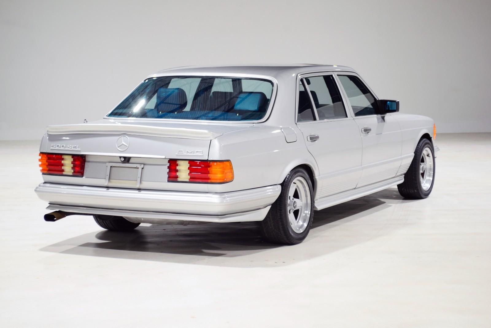 Mercedes-Benz-500-Series-1983-Sedan-19