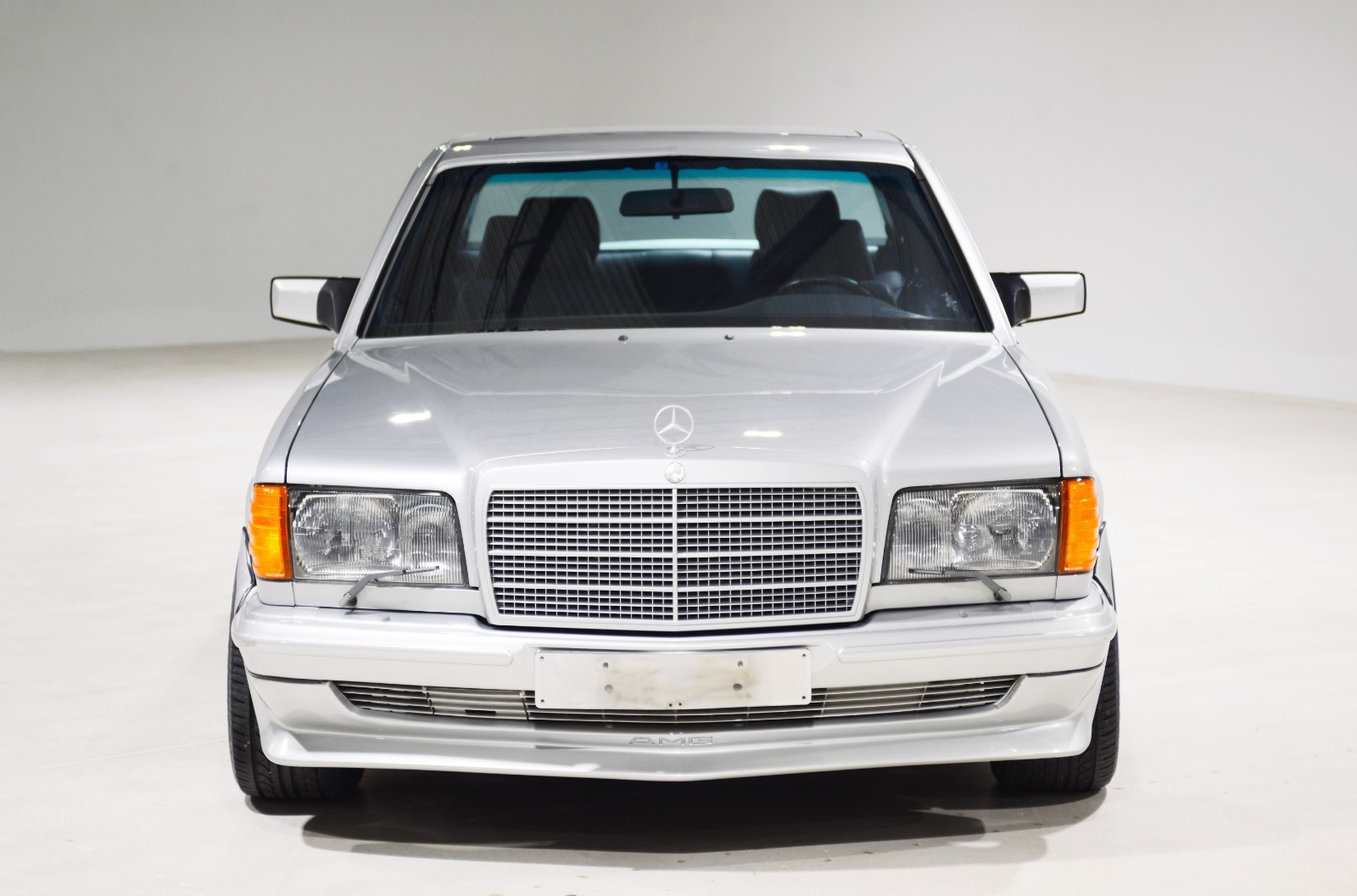 Mercedes-Benz-500-Series-1983-Sedan-2