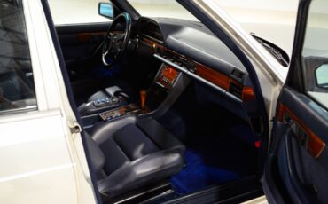 Mercedes-Benz-500-Series-1983-Sedan-23