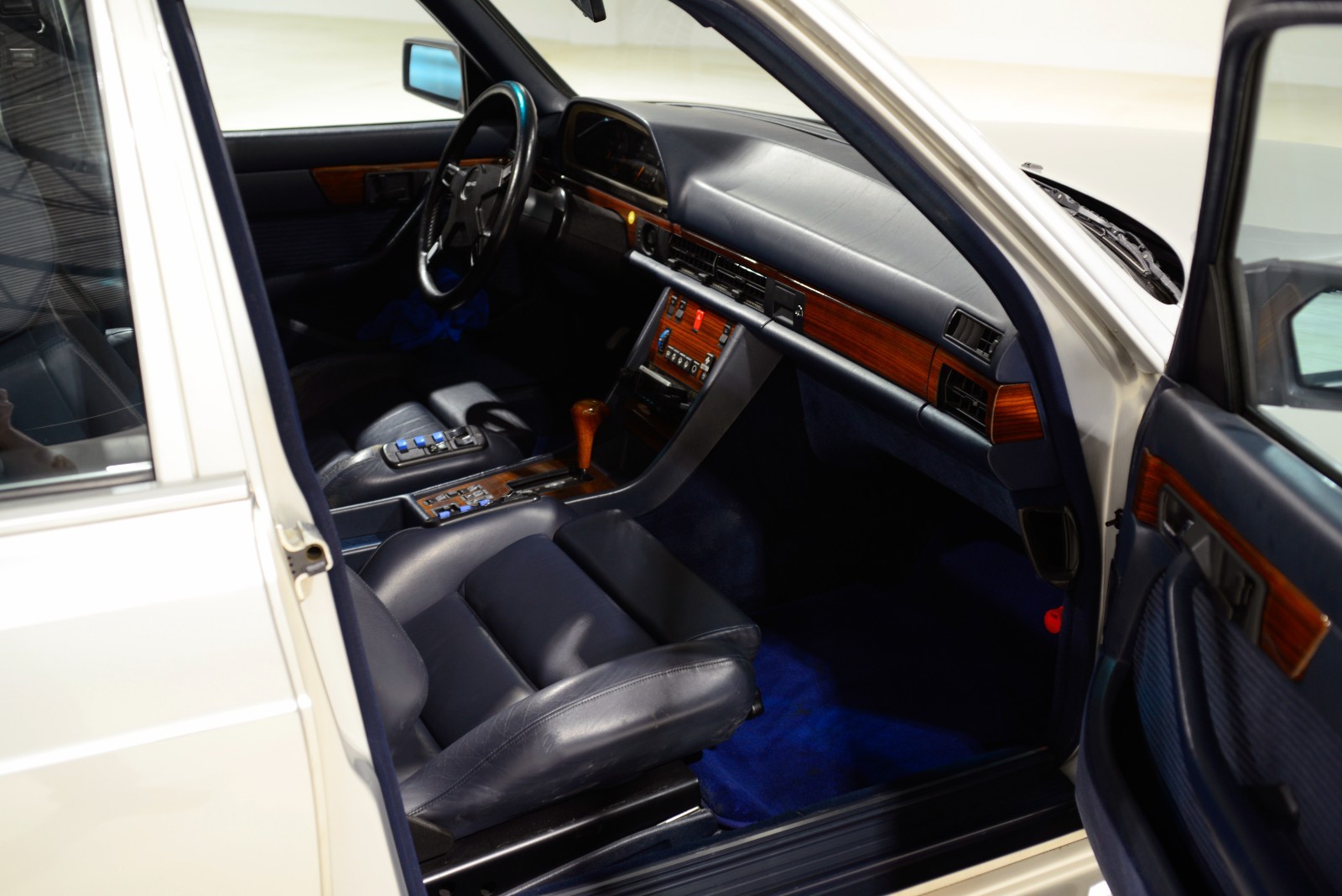 Mercedes-Benz-500-Series-1983-Sedan-23