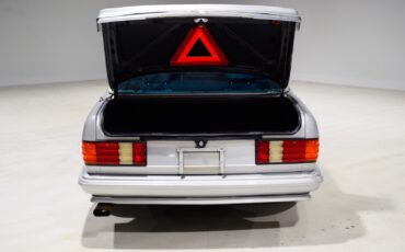 Mercedes-Benz-500-Series-1983-Sedan-24