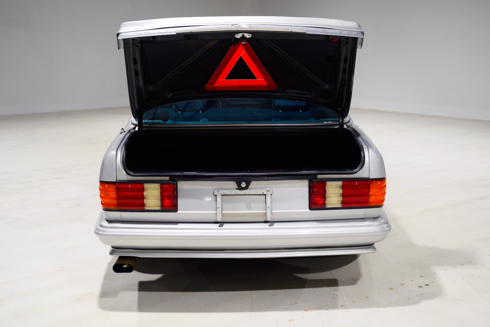 Mercedes-Benz-500-Series-1983-Sedan-24