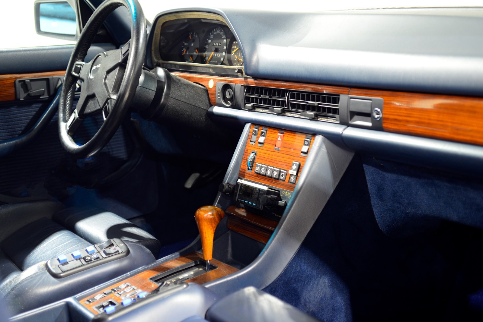 Mercedes-Benz-500-Series-1983-Sedan-28