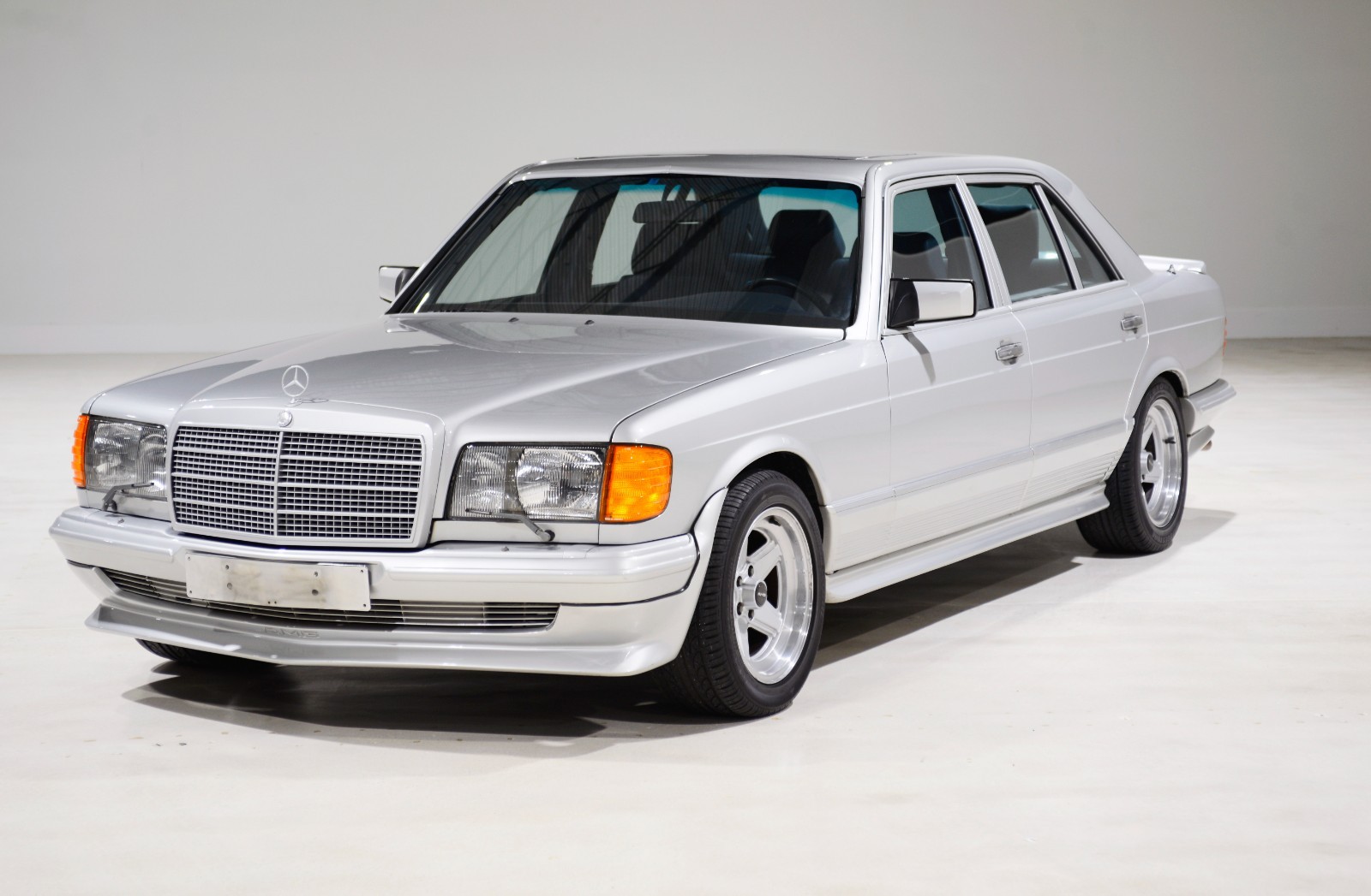 Mercedes-Benz-500-Series-1983-Sedan-3